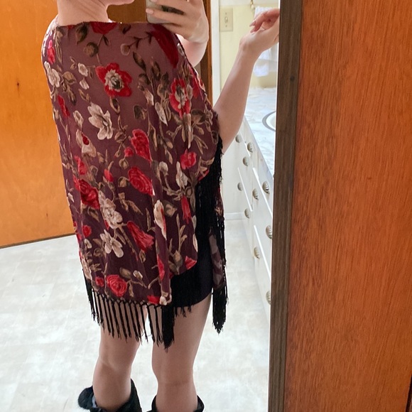 LA Hearts • Red Floral Flocked Fringe Kimono - Picture 5 of 16